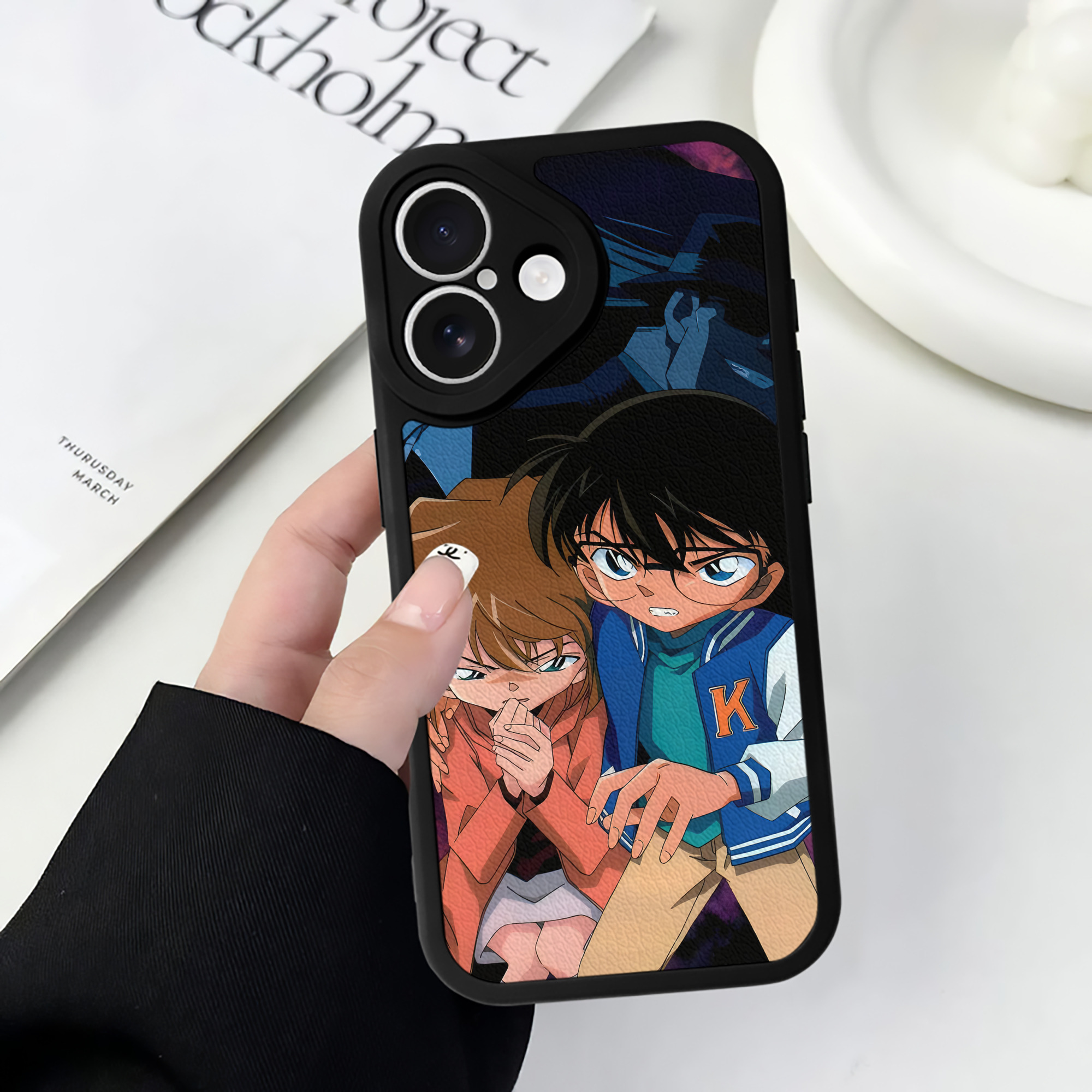 （画像用） 名探偵コナン Detective Conan 【iPhone 16シリーズ対応】シリコンスマホケース（レザー調） 材質：シリコン